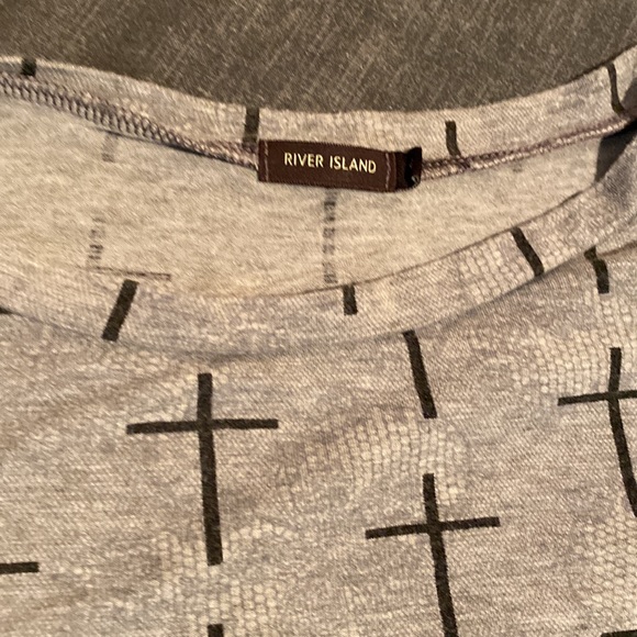 T-shirt dress, slim fitting, grey with black crosses. - Picture 2 of 3